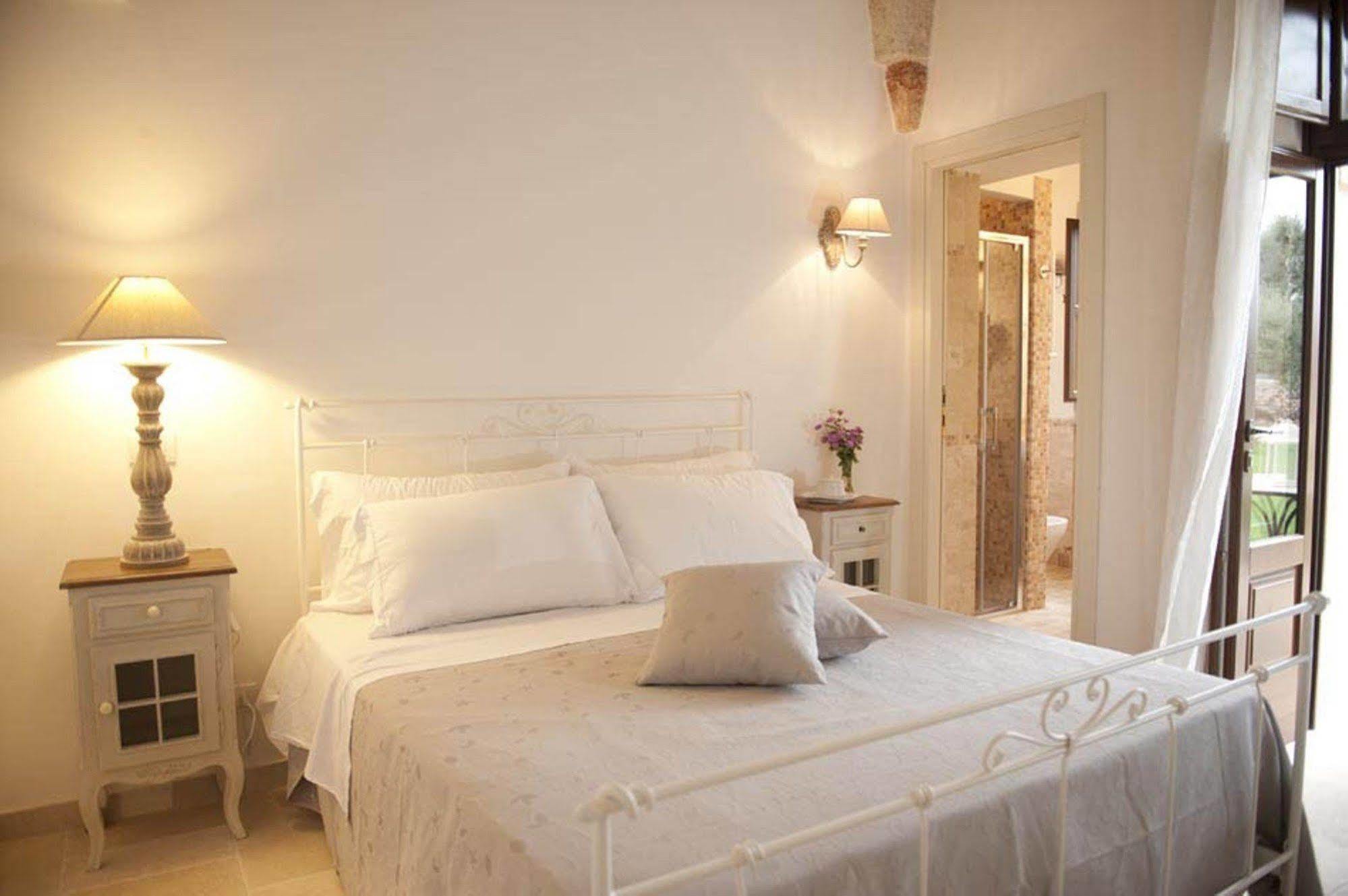 Hostal Donna Lucrezia Pezze Di Greco Exterior foto